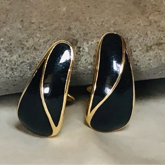 Classic Black and Gold Trifari Clip On Earrings - Picture 1 of 5